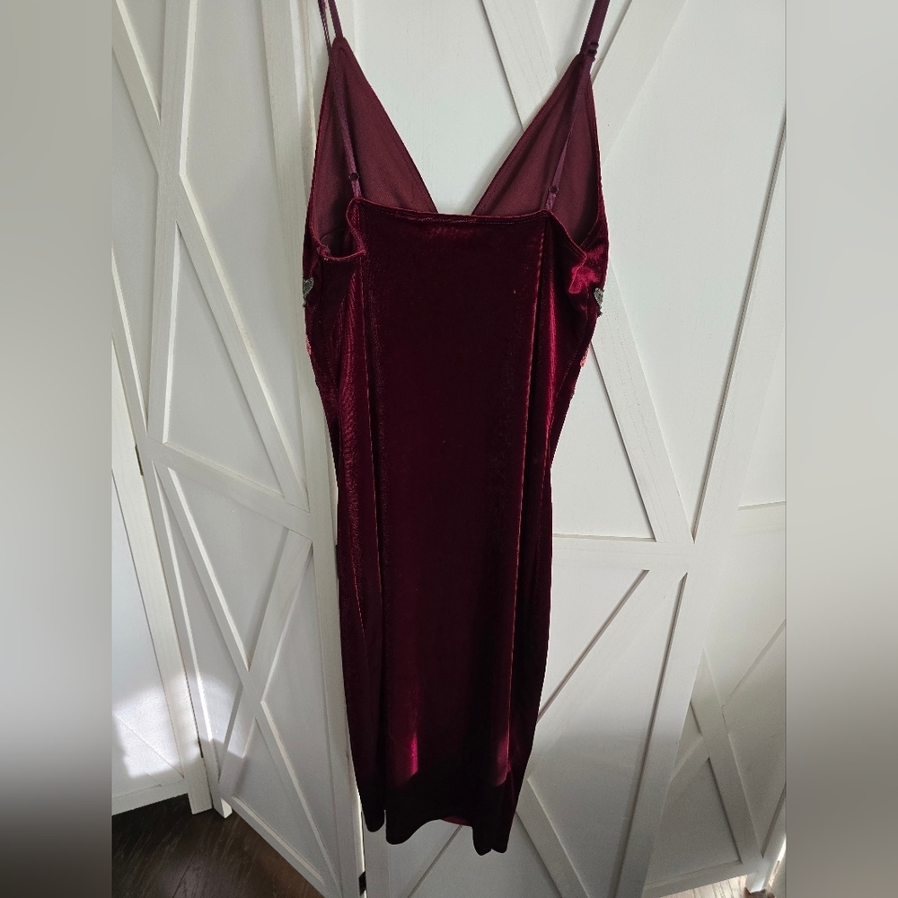 KTOO Burgandy Velvet Midi Dress With Rose Embroidery - Picture 5 of 9